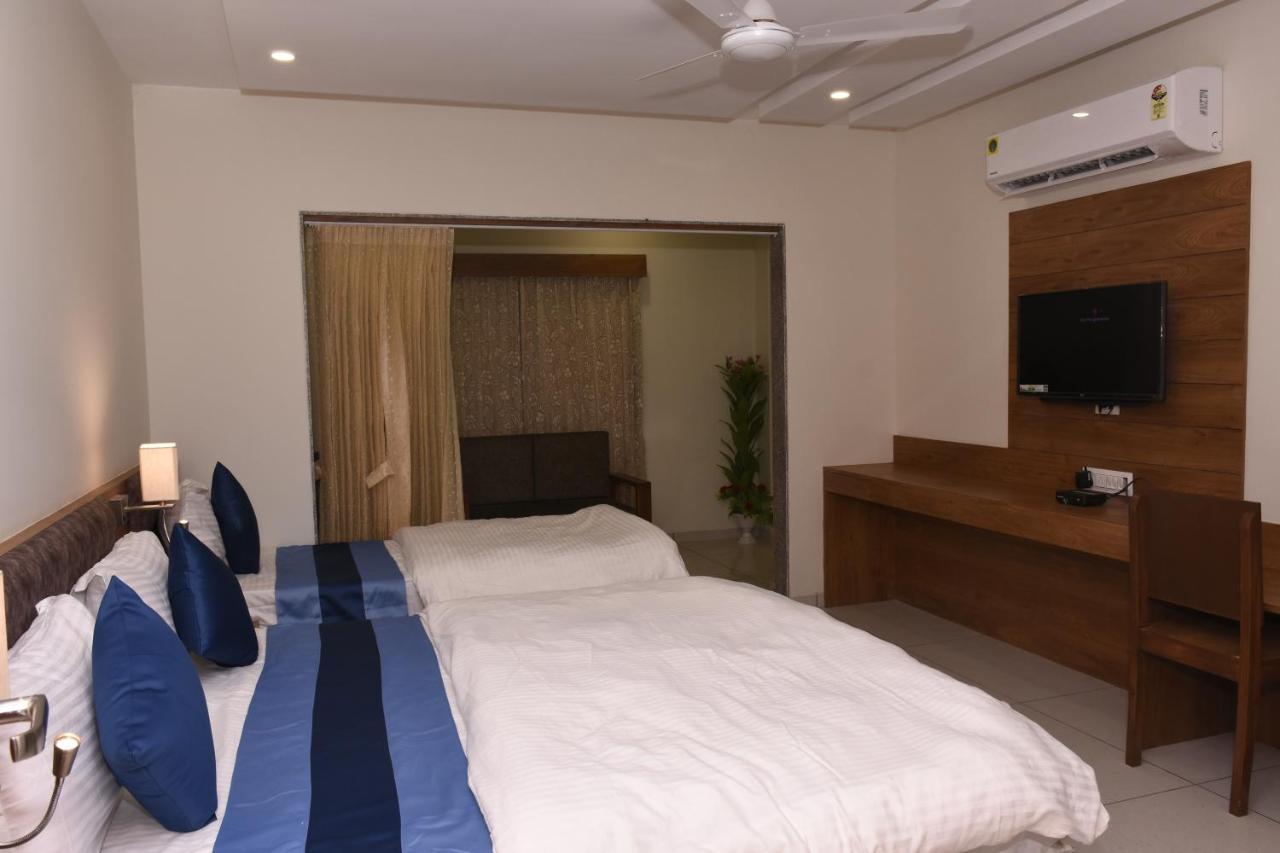 Hotel Golden Palace & Rooms Hālol Esterno foto