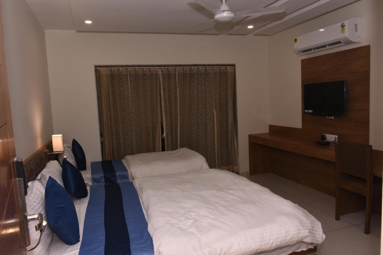 Hotel Golden Palace & Rooms Hālol Esterno foto