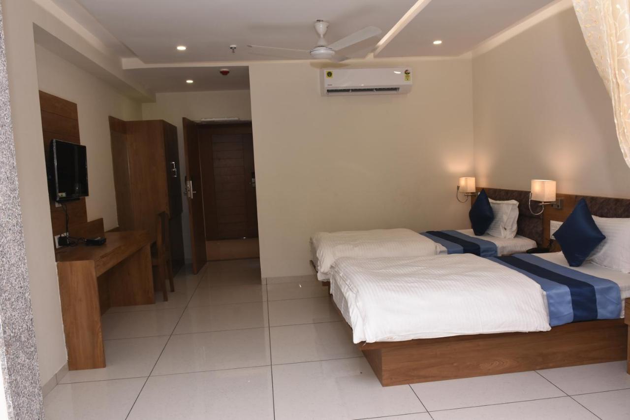 Hotel Golden Palace & Rooms Hālol Esterno foto