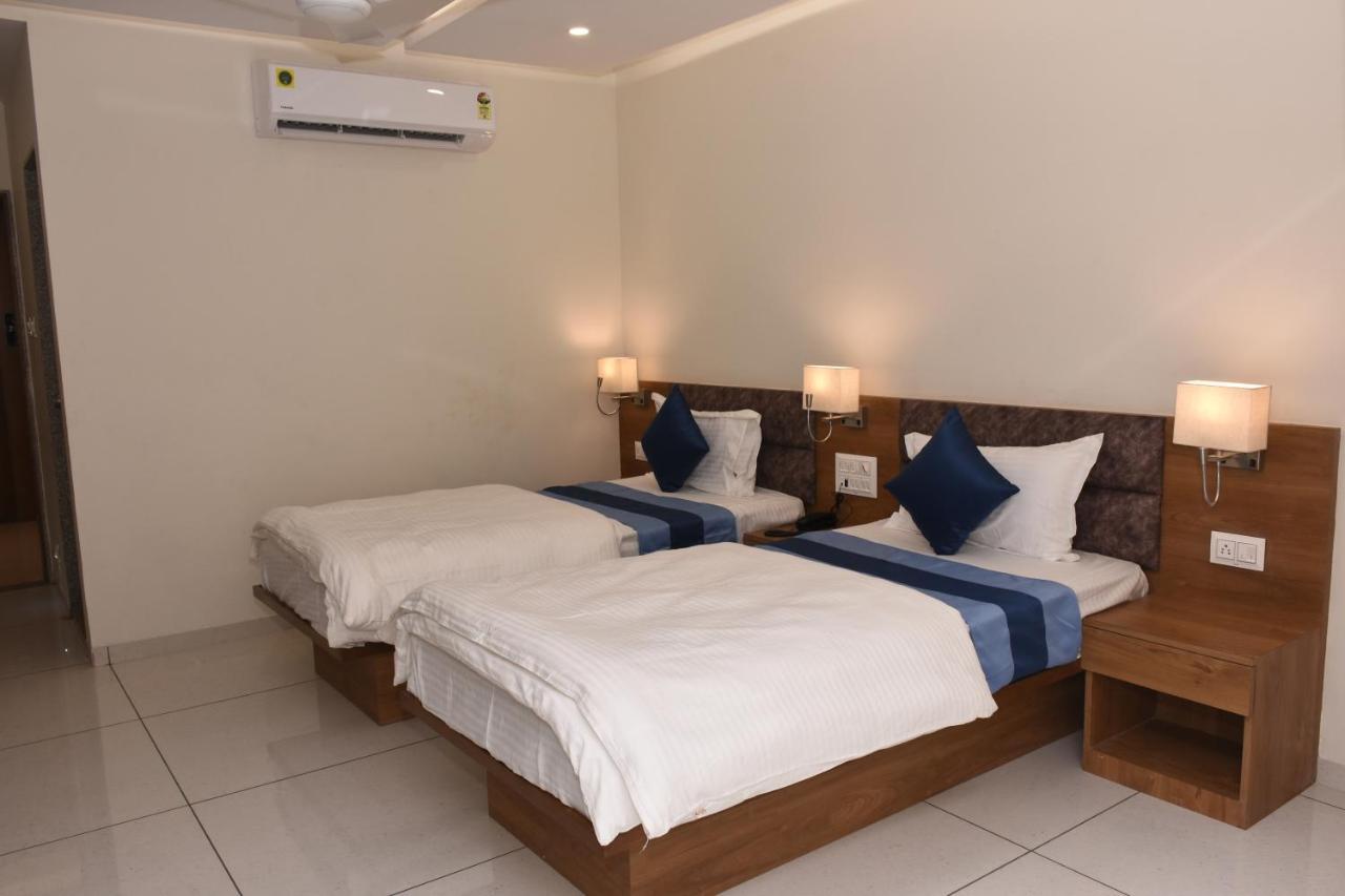 Hotel Golden Palace & Rooms Hālol Esterno foto